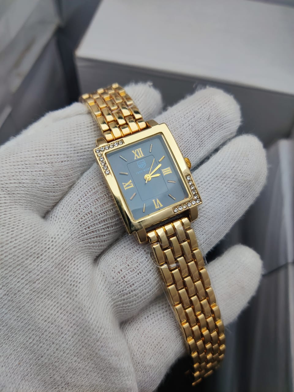 Elegant Women’s Luxury Square Dial Watch – Roman Numerals & Crystal Accents